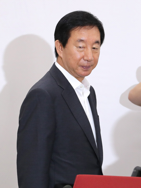 김성태 자유한국당 당대표 권한대행이 26일 오전 국회 본관 당 대표실에서 열린 신 비상대책위원회 구성을 위한 준비위원회 1차 회의에 입장하고 있다. 연합뉴스